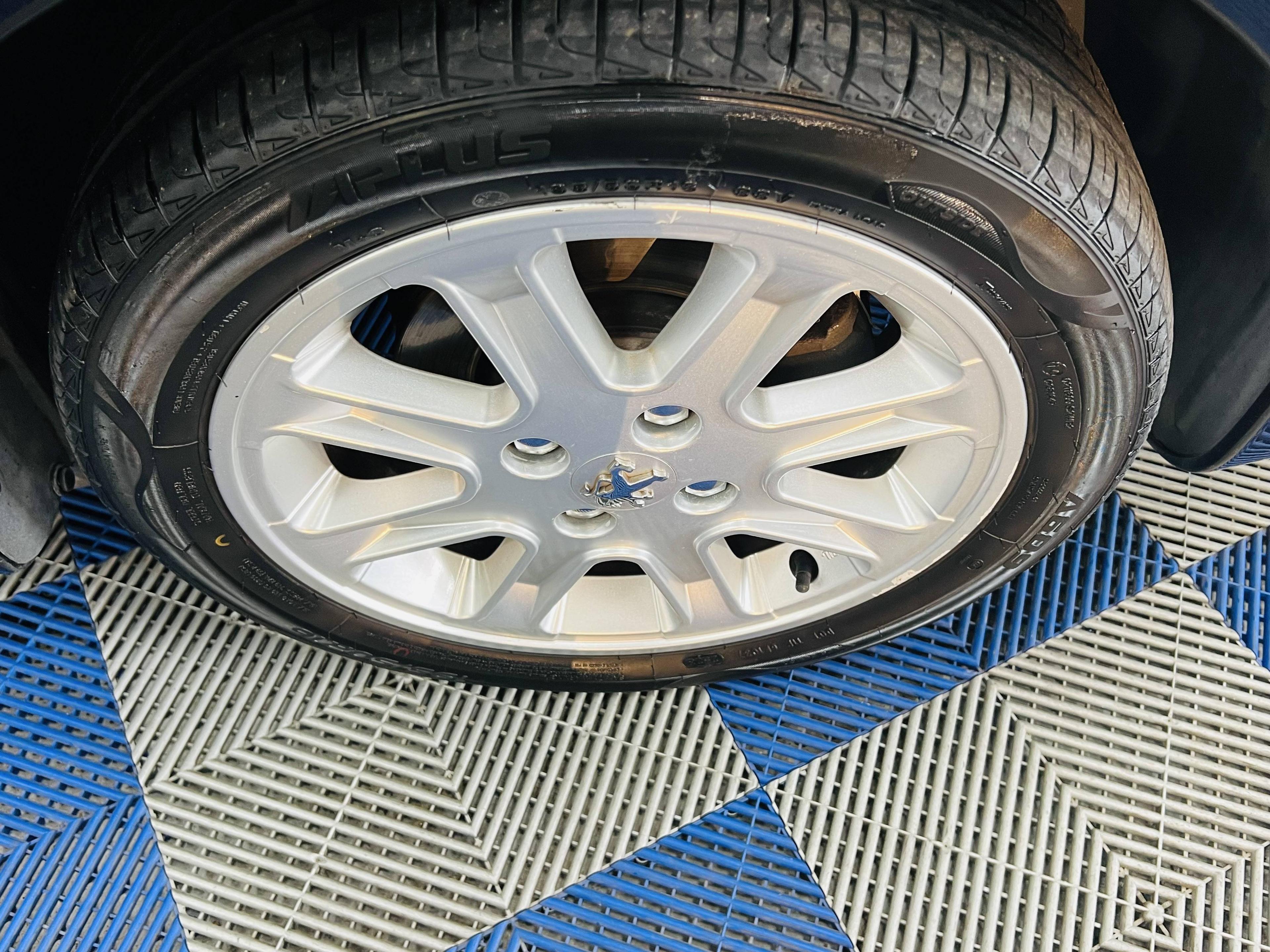 PEUGEOT 1007