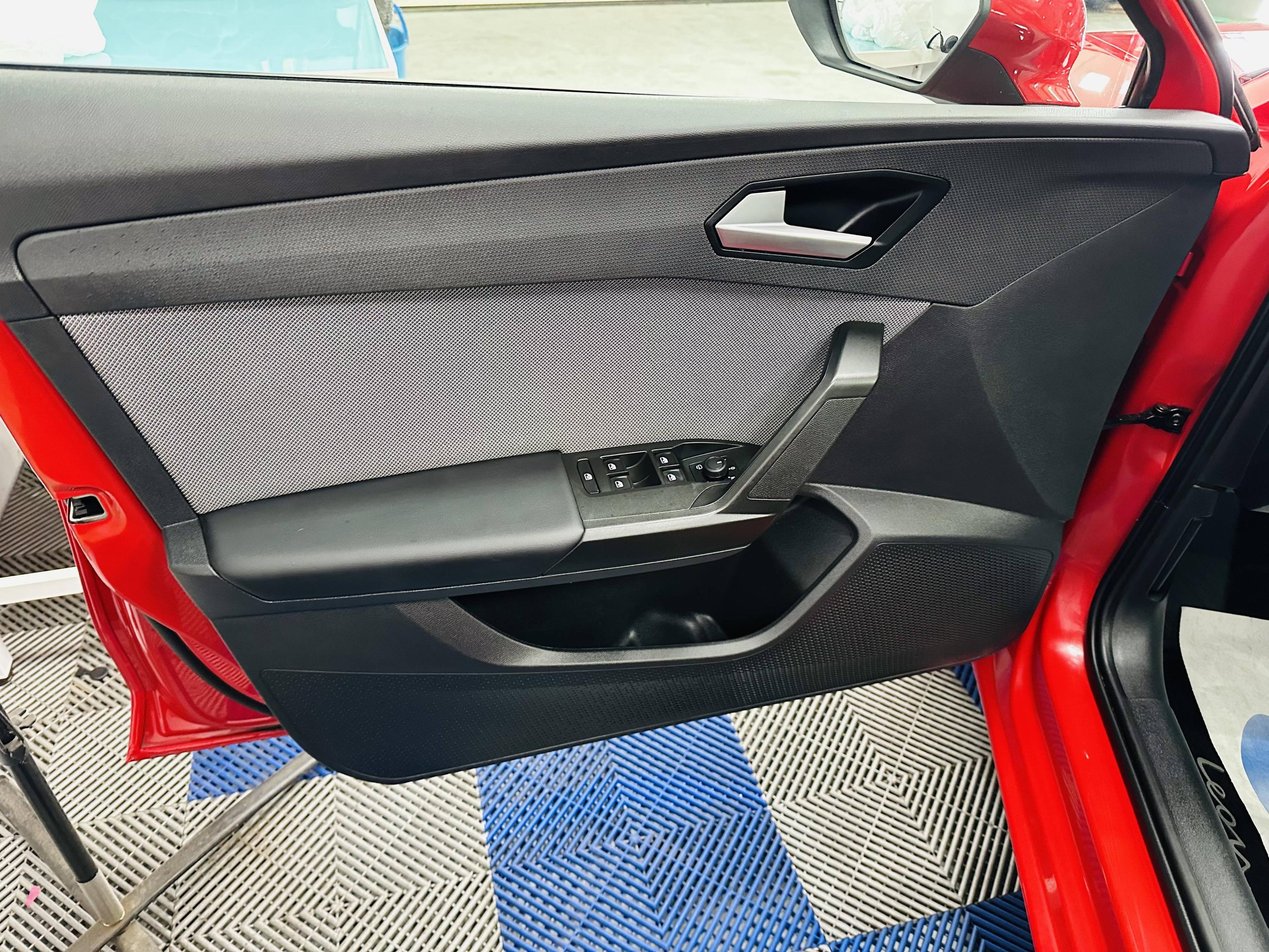 SEAT LEON