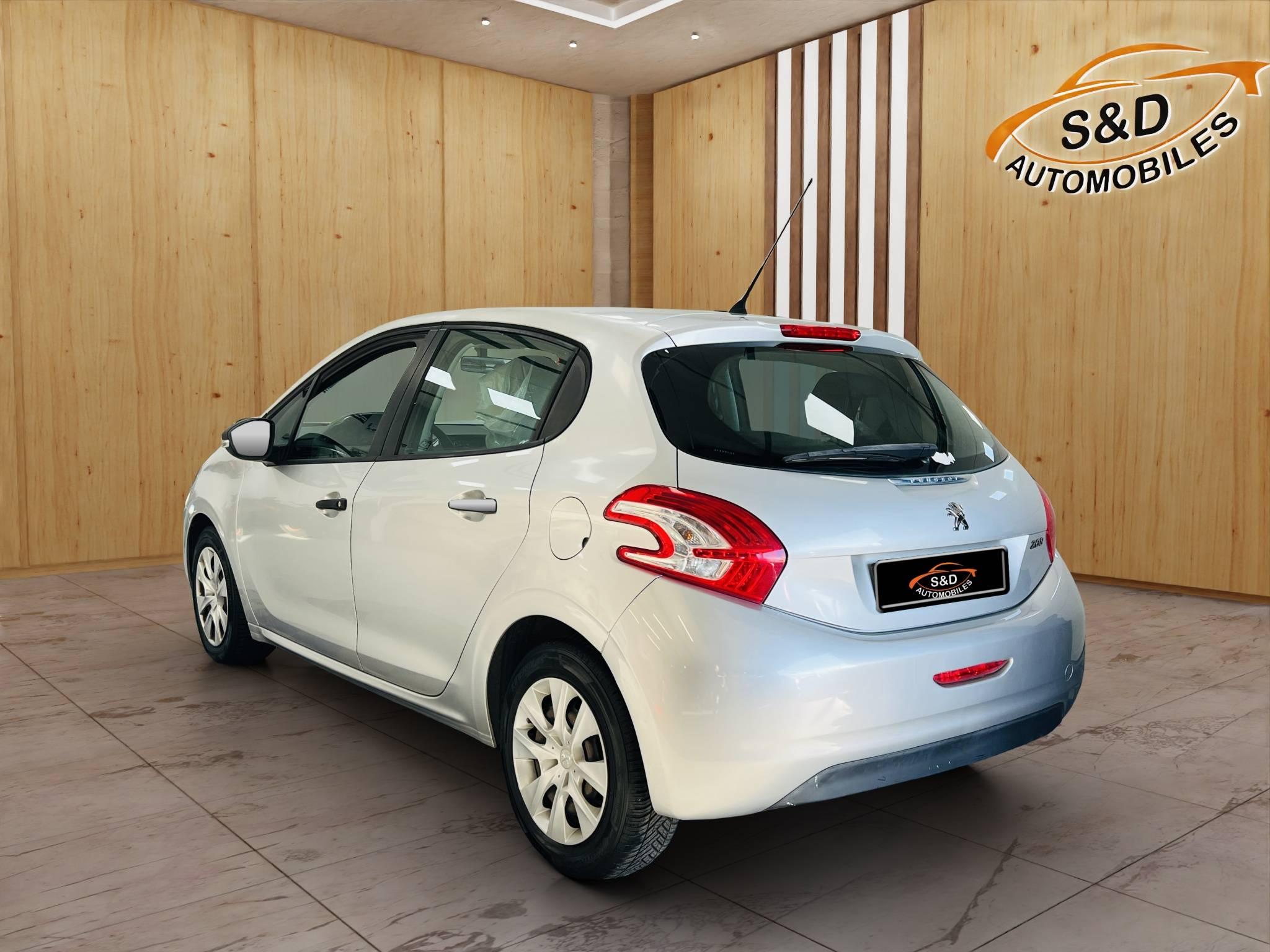PEUGEOT 208