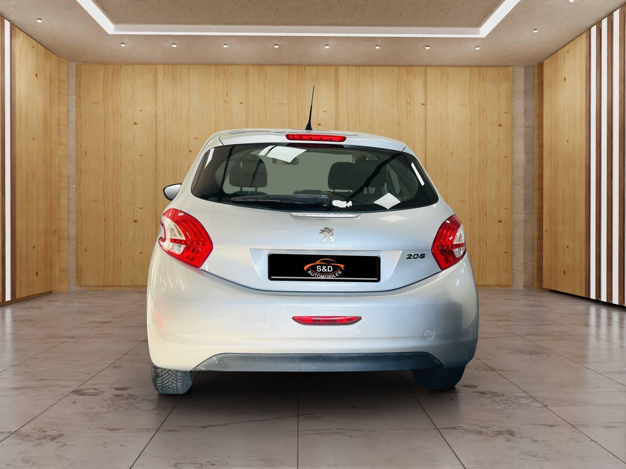 PEUGEOT 208
