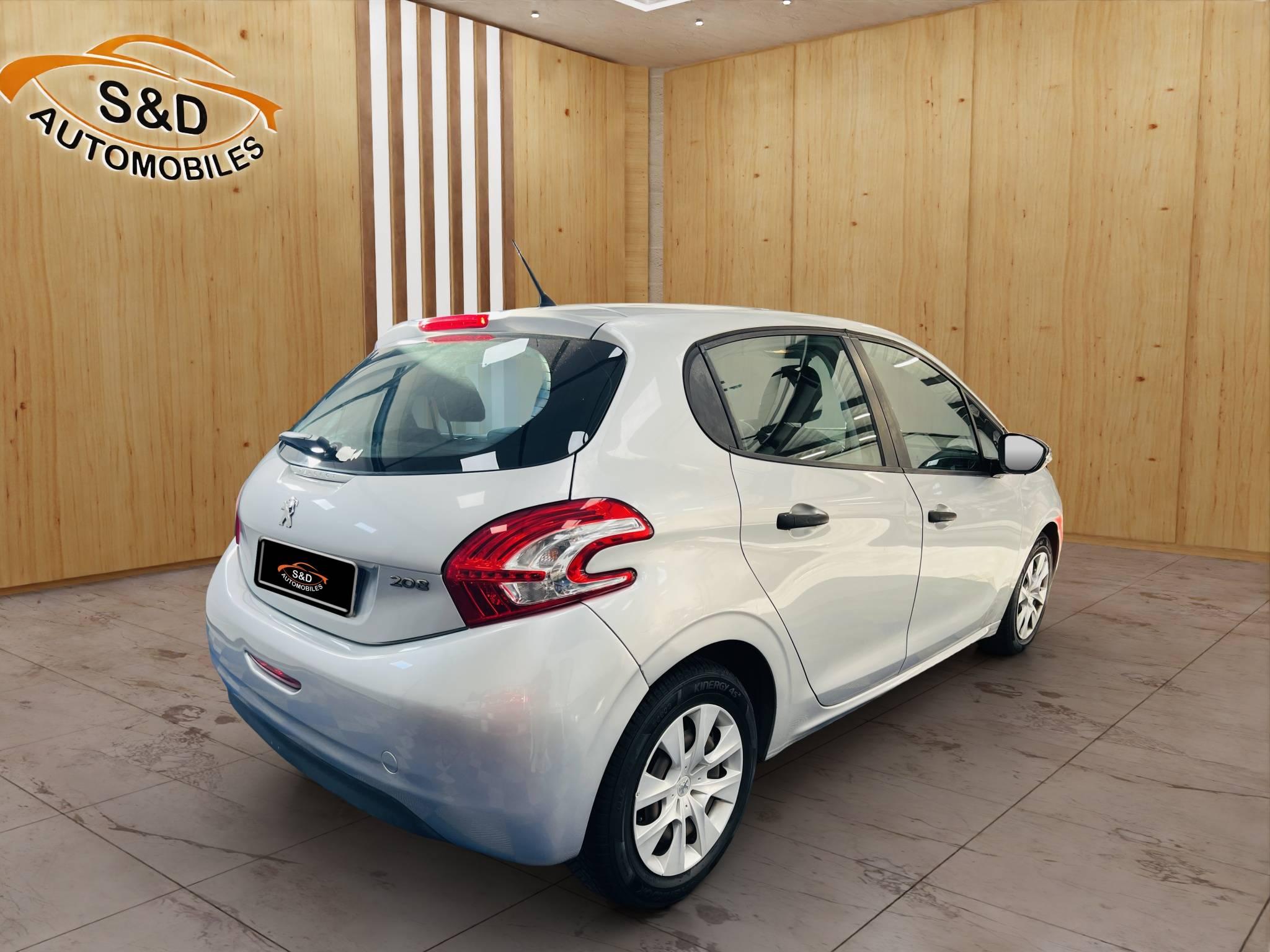 PEUGEOT 208