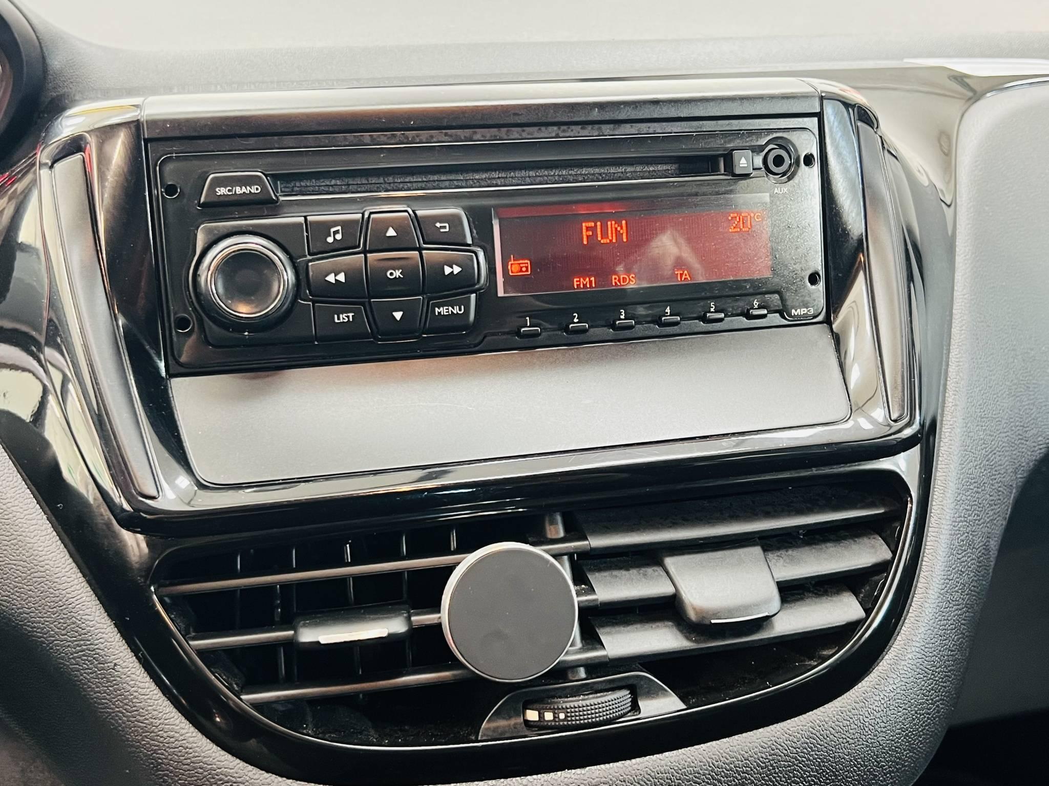 PEUGEOT 208