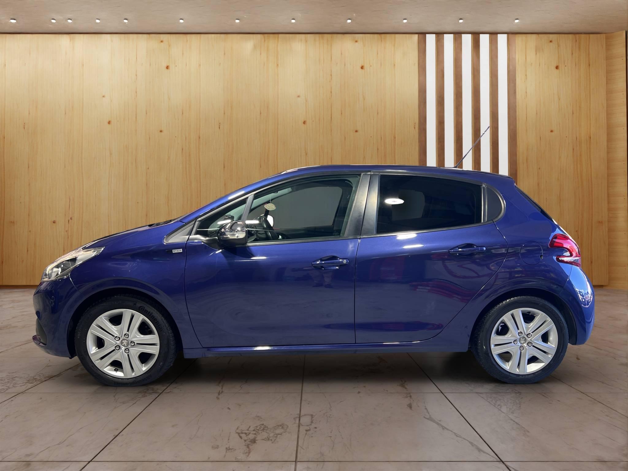 PEUGEOT 208