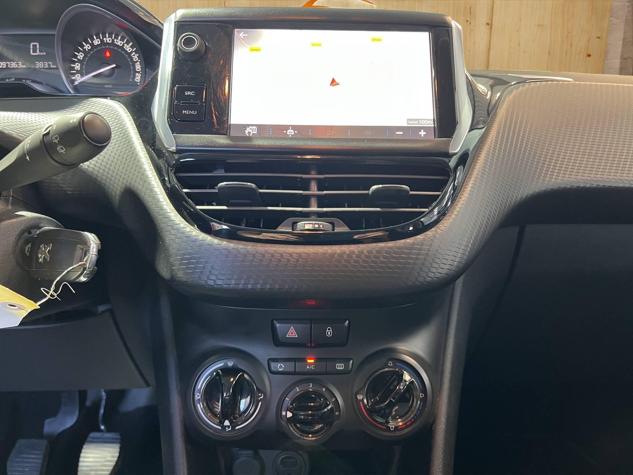 PEUGEOT 208