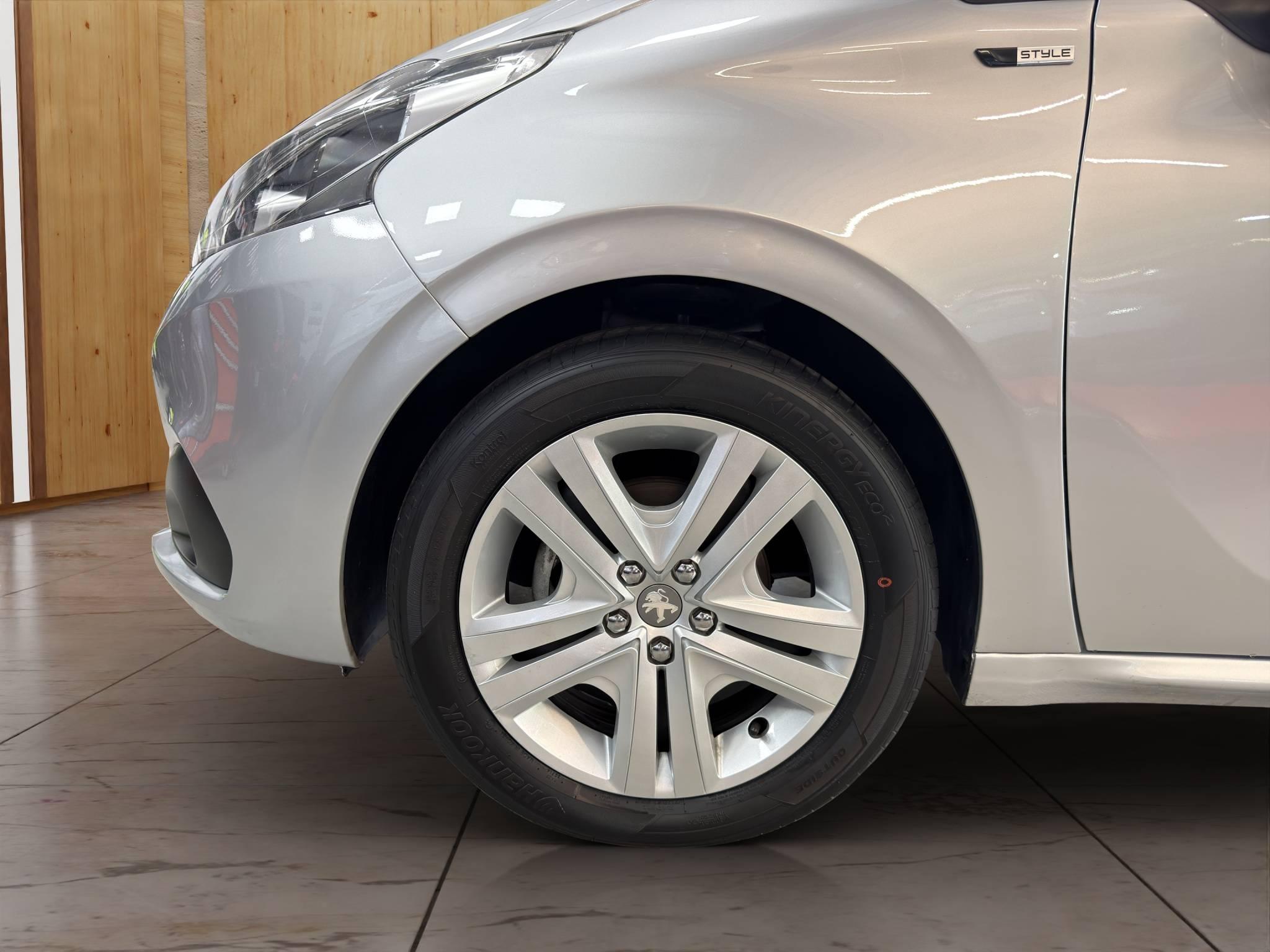 PEUGEOT 208
