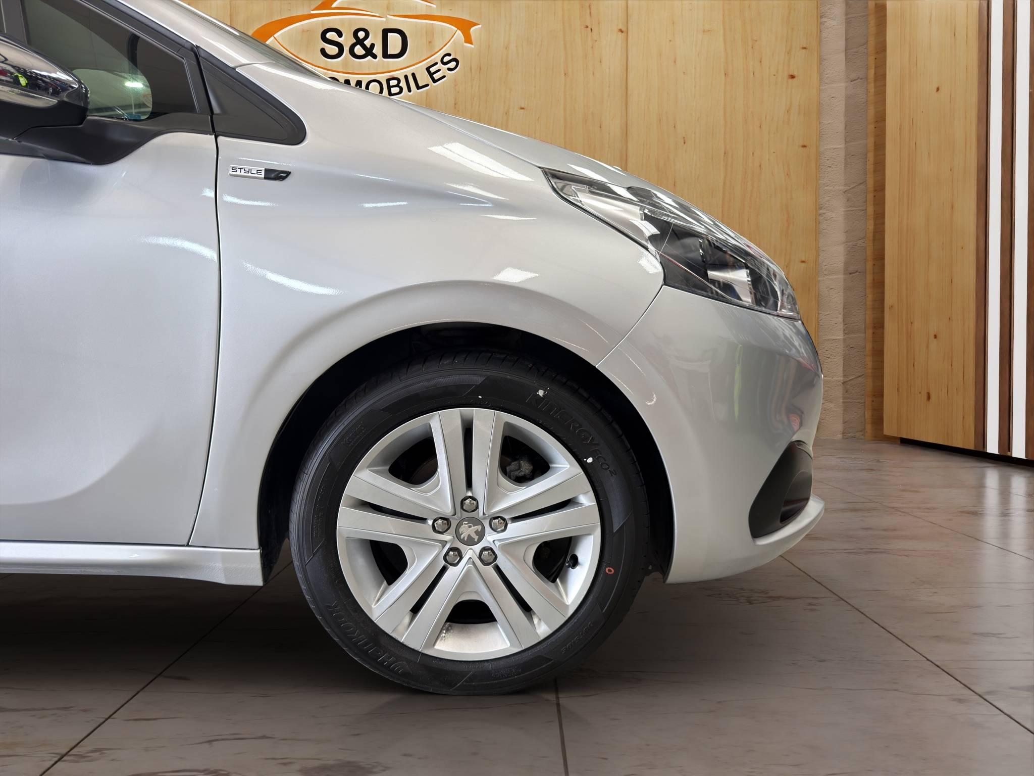 PEUGEOT 208