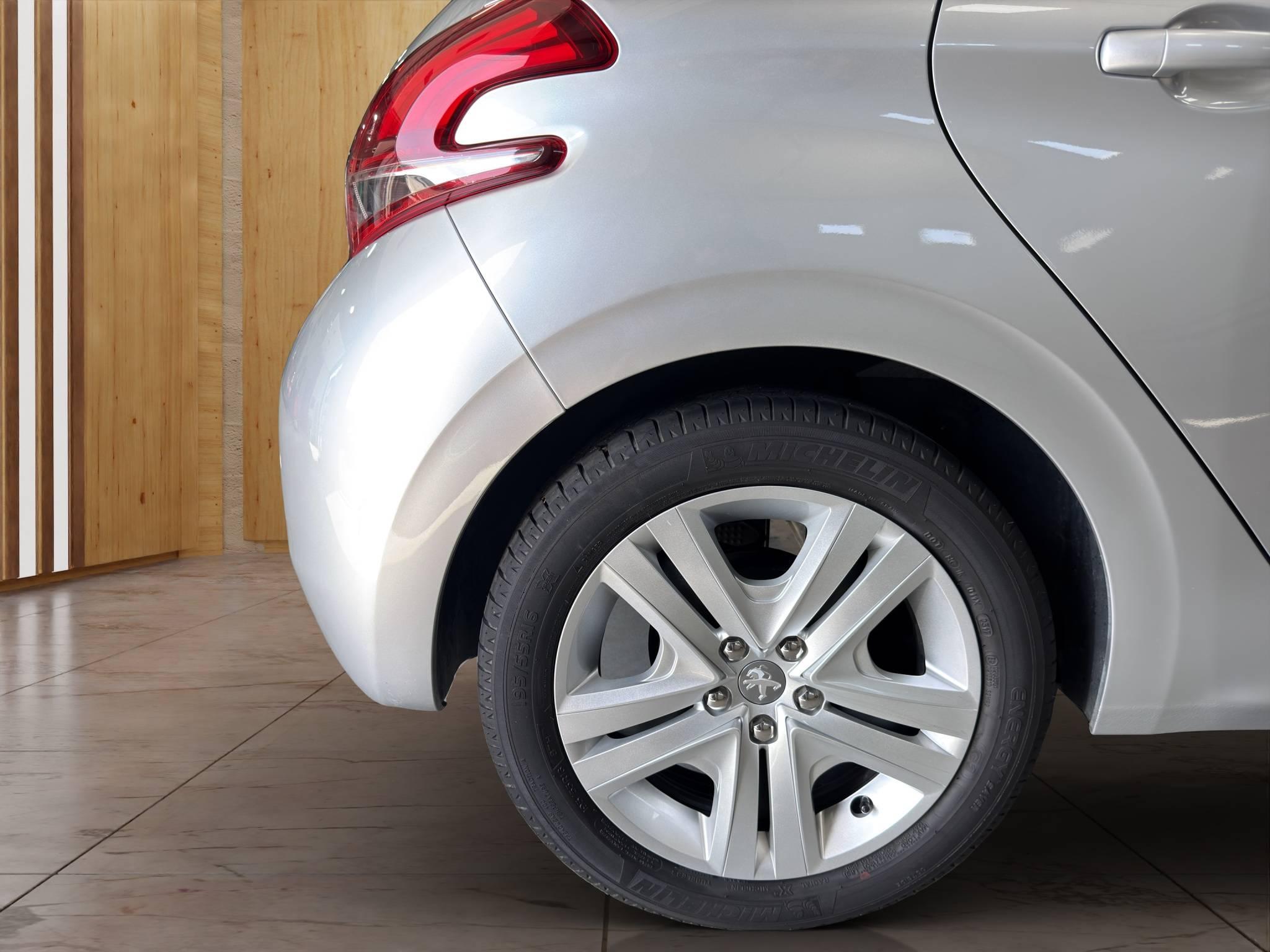 PEUGEOT 208